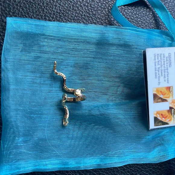 Snake Ear Climber - Gold tone, amazing detail - Picture 5 of 6